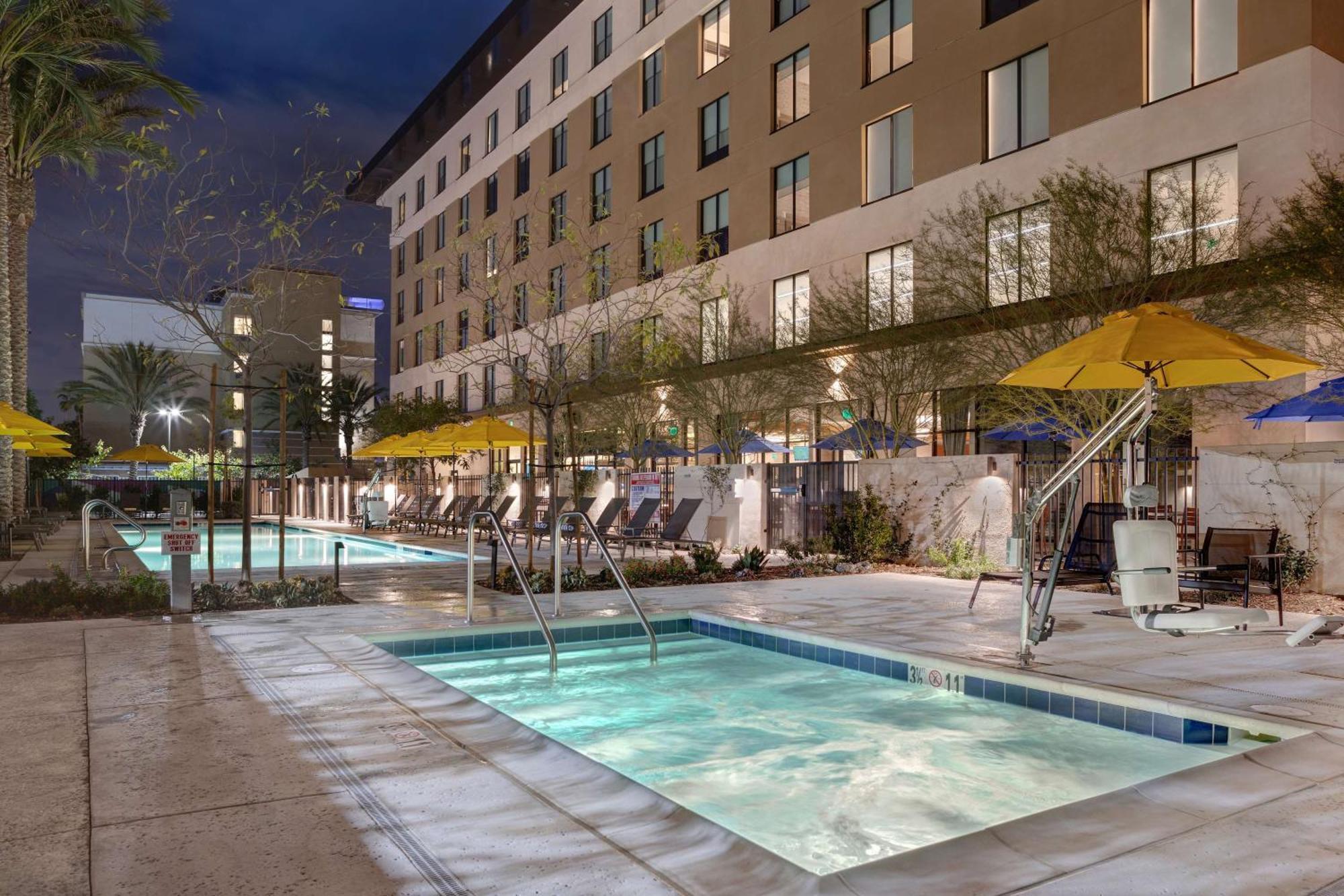 Hilton Garden Inn Anaheim Resort Exterior photo